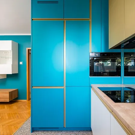 Metro Slodowiec Charming By Bookinghost *