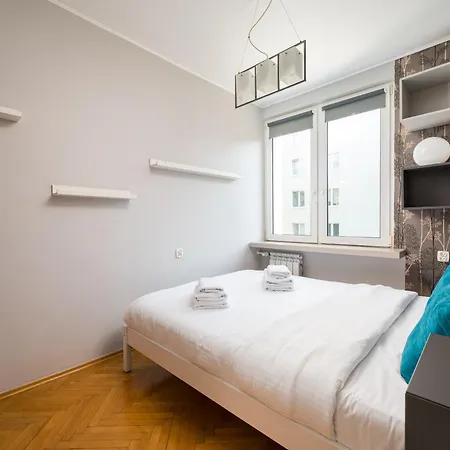 Metro Slodowiec Charming By Bookinghost