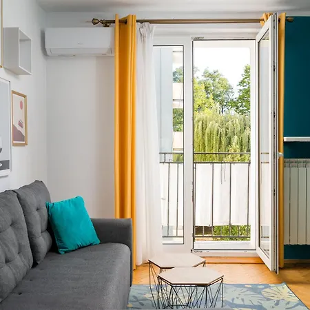 Metro Slodowiec Charming By Bookinghost