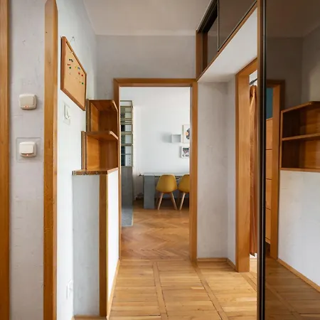 Metro Slodowiec Charming By Bookinghost *