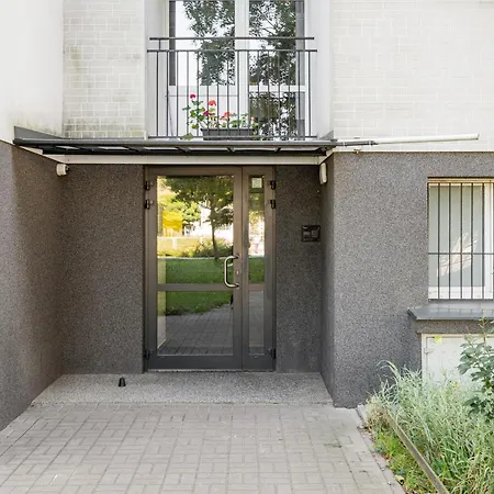 Metro Slodowiec Charming By Bookinghost *