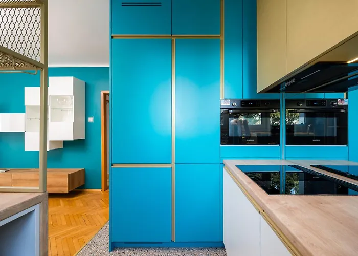 Metro Slodowiec Charming By Bookinghost *