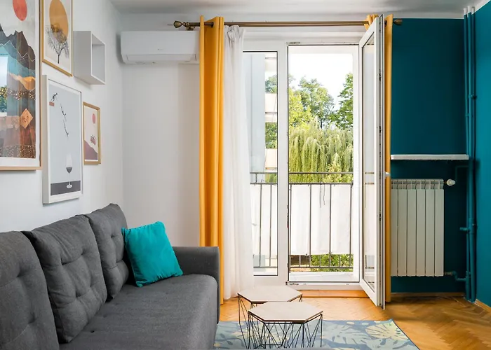 Metro Słodowiec Charming By Bookinghost