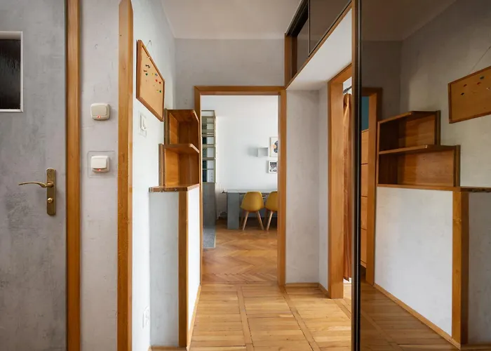 Metro Słodowiec Charming By Bookinghost *